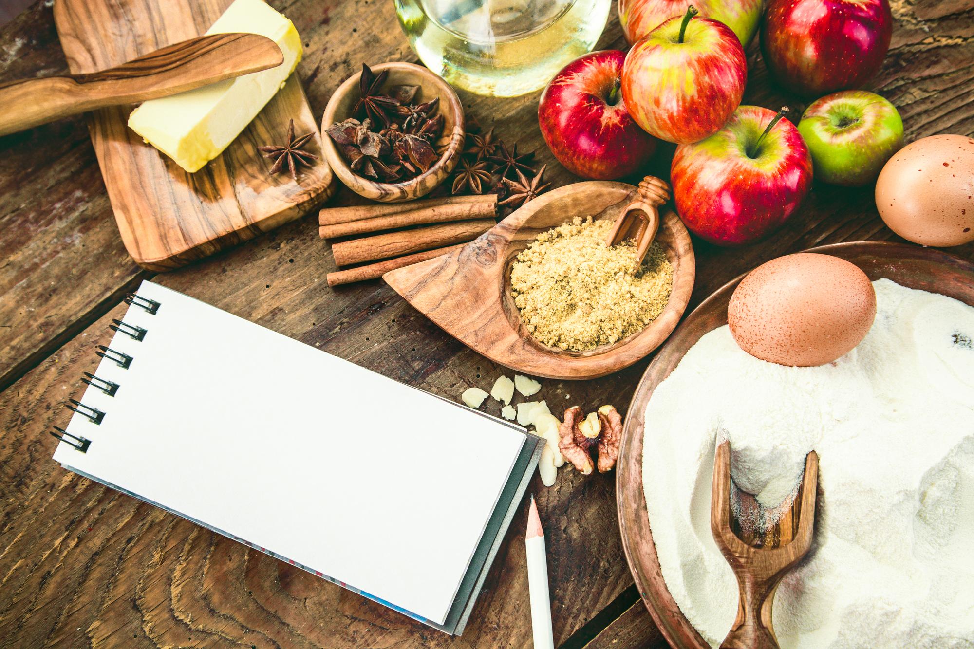 Virtuvės darbo stalas su ingredientais